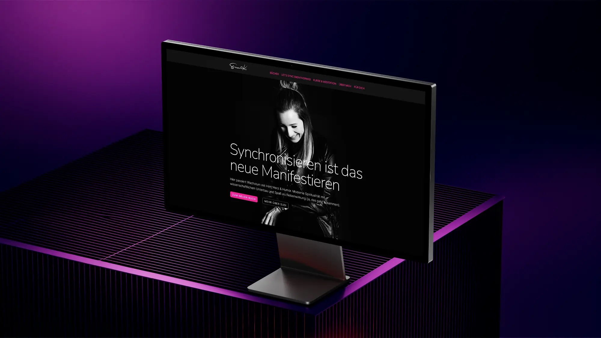 Ein iMac auf einem Tisch. Am Bildschirm ist eine Homepage von der Autorin Susanne Kos zu sehen.
